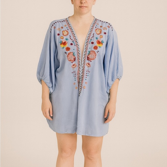 Francesca's Size Small Floral Embroidered Bohemian Style Kimono Top. - Picture 1 of 7